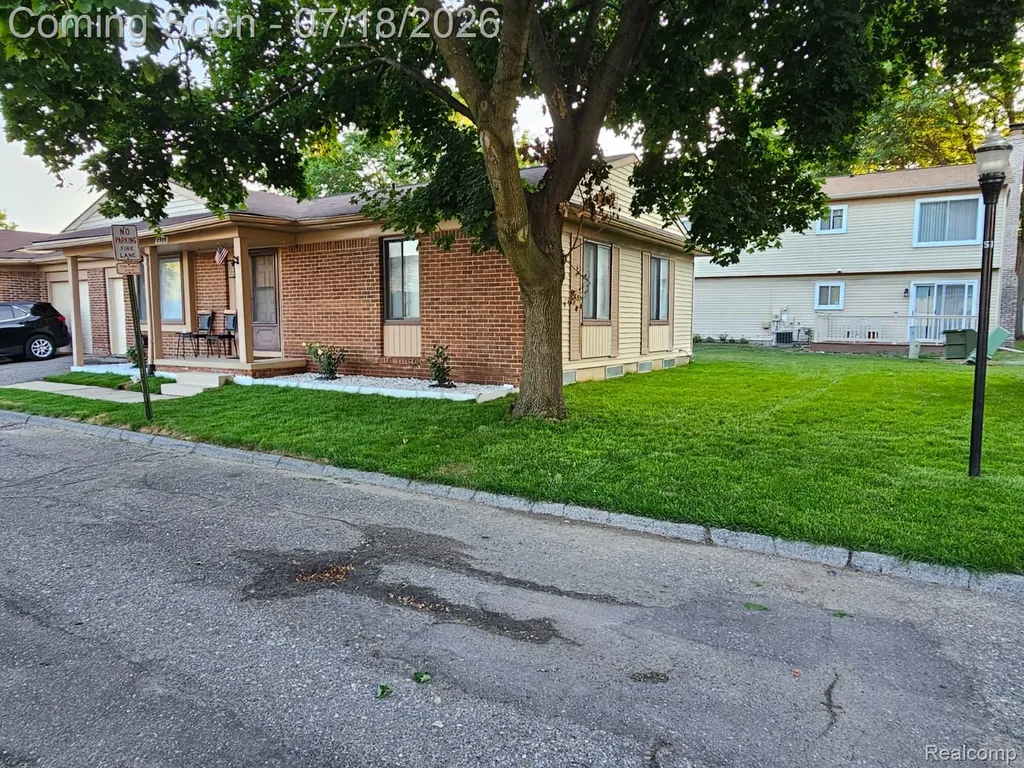 2926 Roundtree Drive Troy City MI 48083