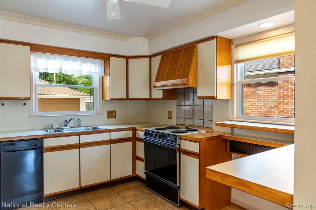 22635 Lincoln Street St. Clair Shores City MI 48082