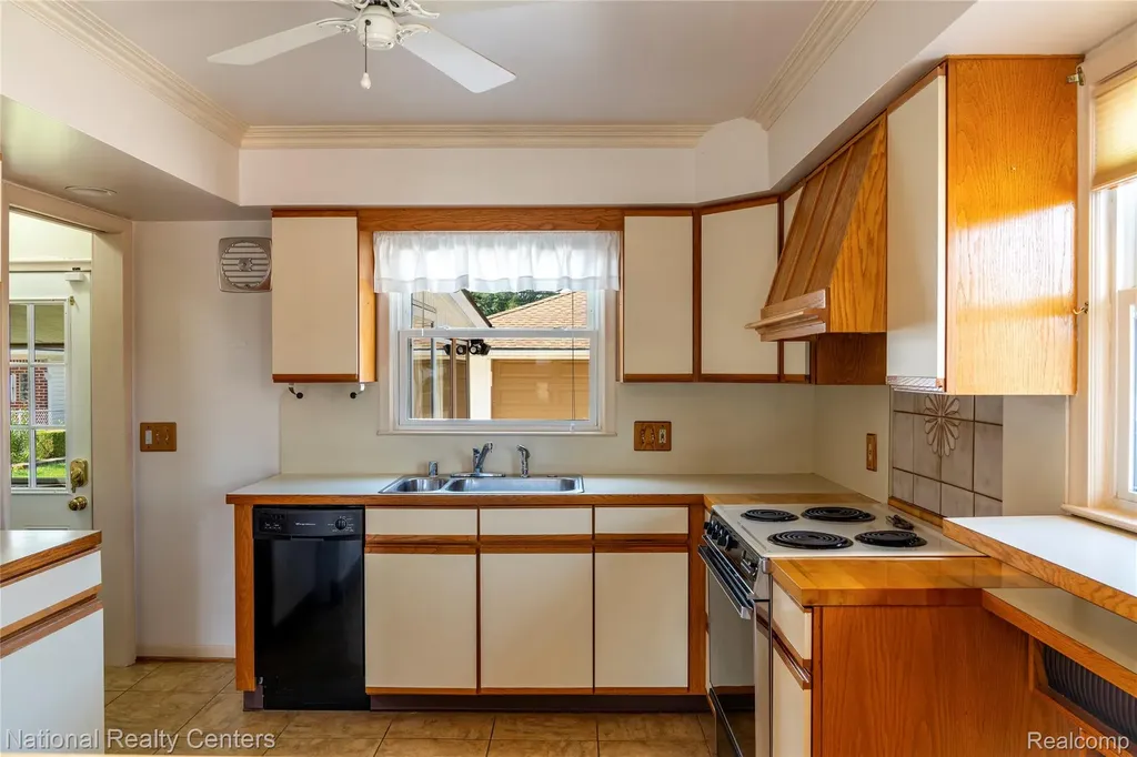 22635 Lincoln Street St. Clair Shores City MI 48082