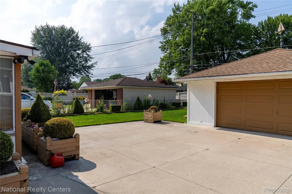 22635 Lincoln Street St. Clair Shores City MI 48082