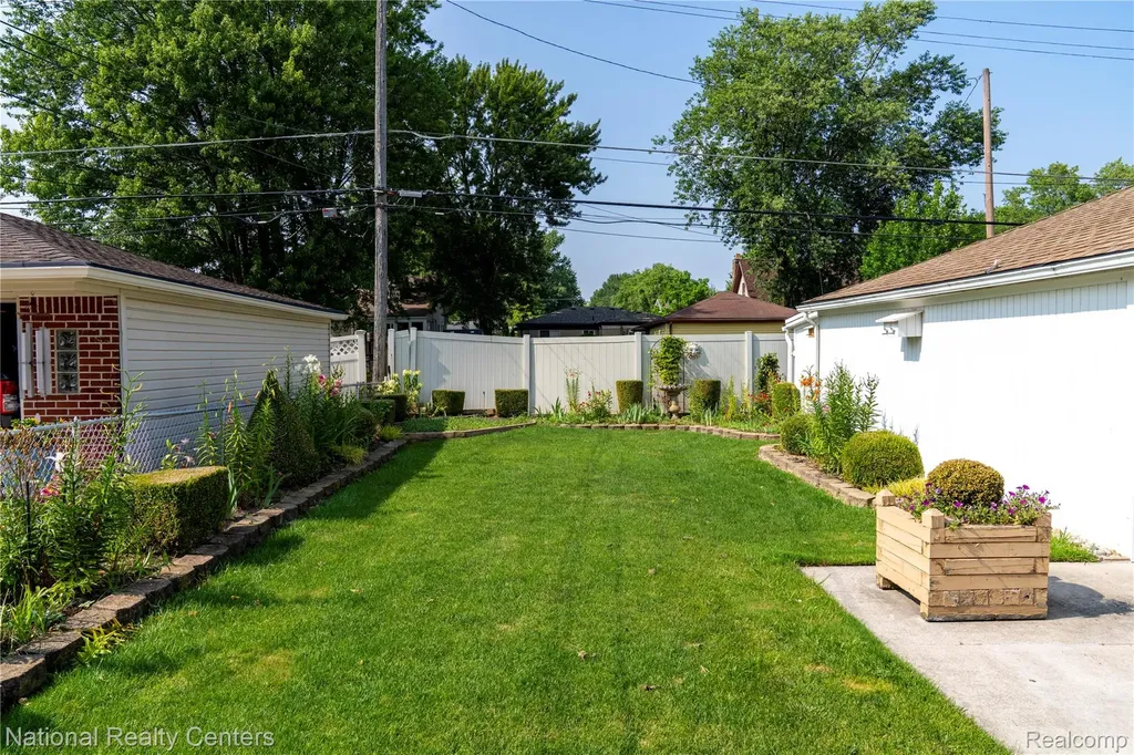 22635 Lincoln Street St. Clair Shores City MI 48082