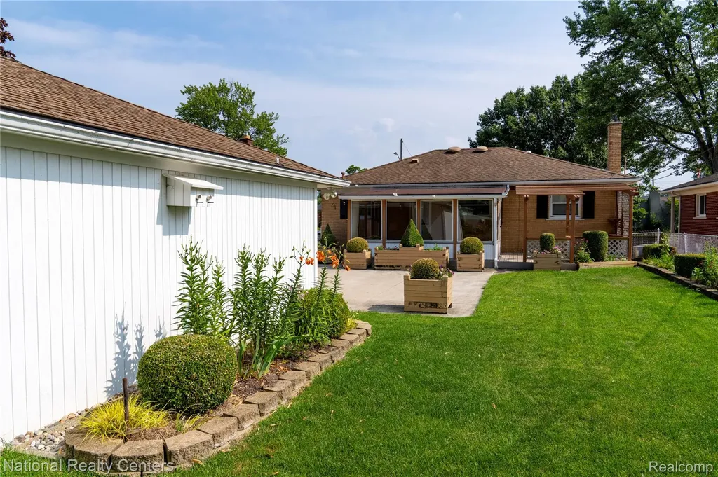 22635 Lincoln Street St. Clair Shores City MI 48082