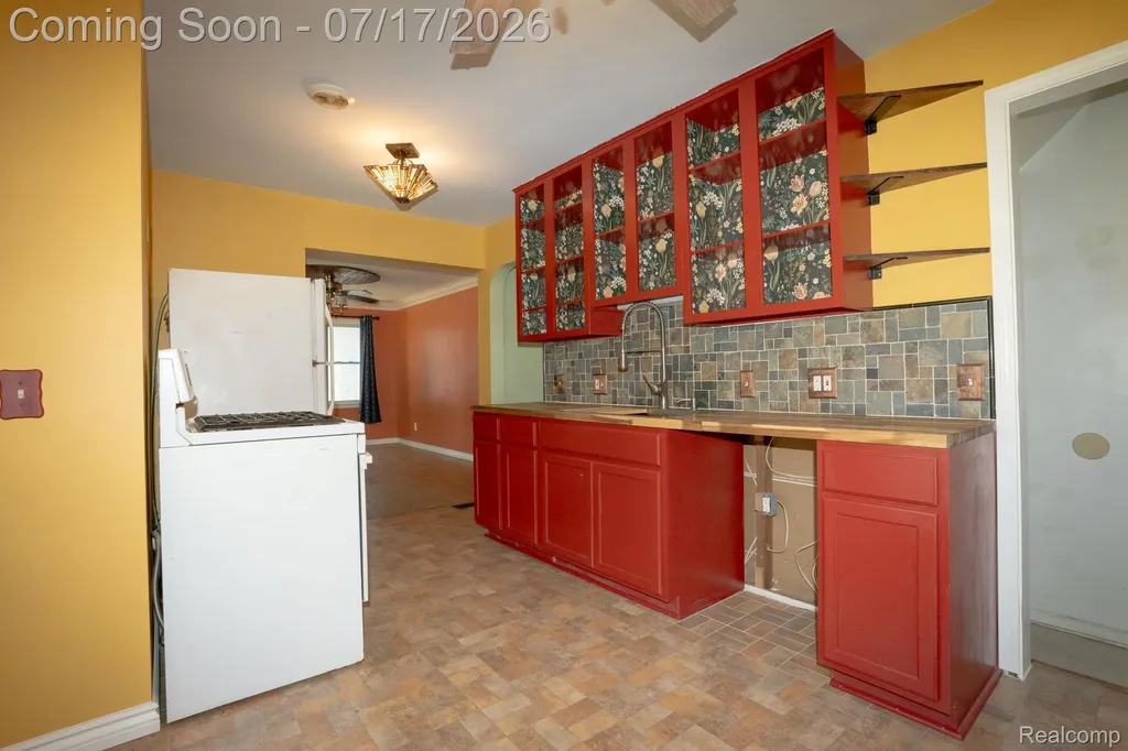18641 Sumner Redford Charter Township MI 48240