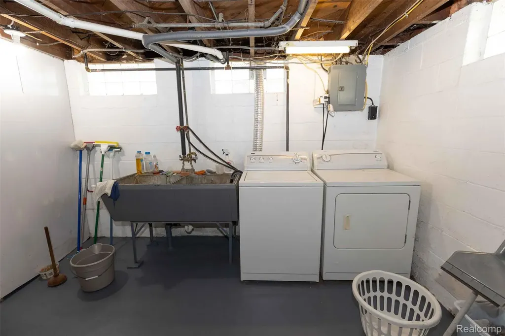131 Dwight Avenue Pontiac City MI 48341