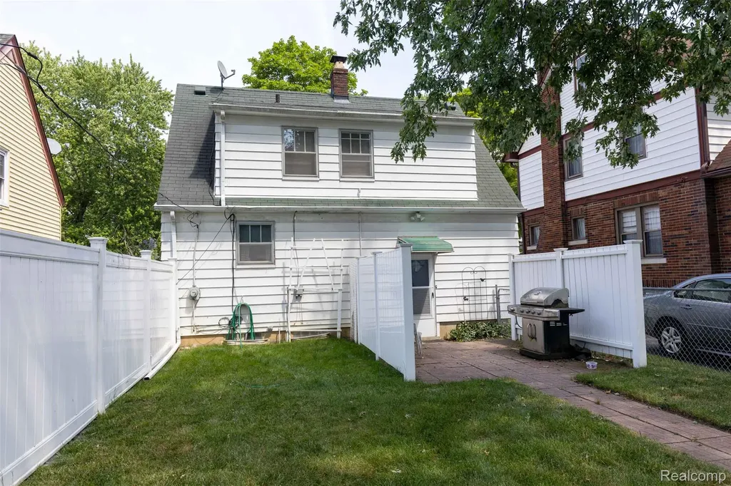 131 Dwight Avenue Pontiac City MI 48341