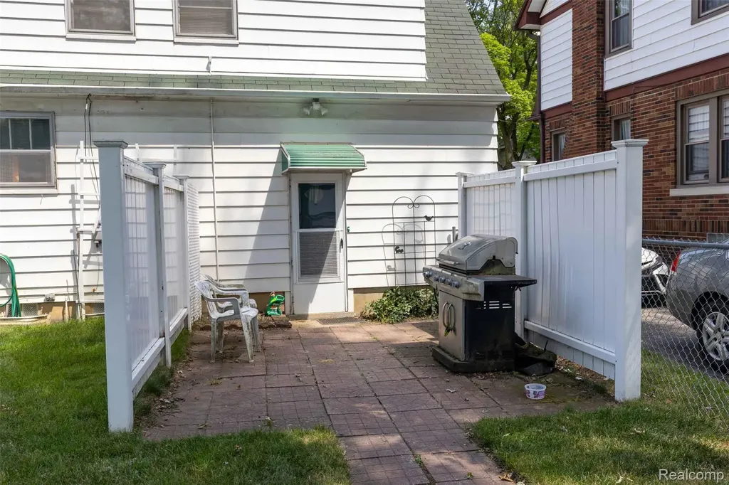 131 Dwight Avenue Pontiac City MI 48341