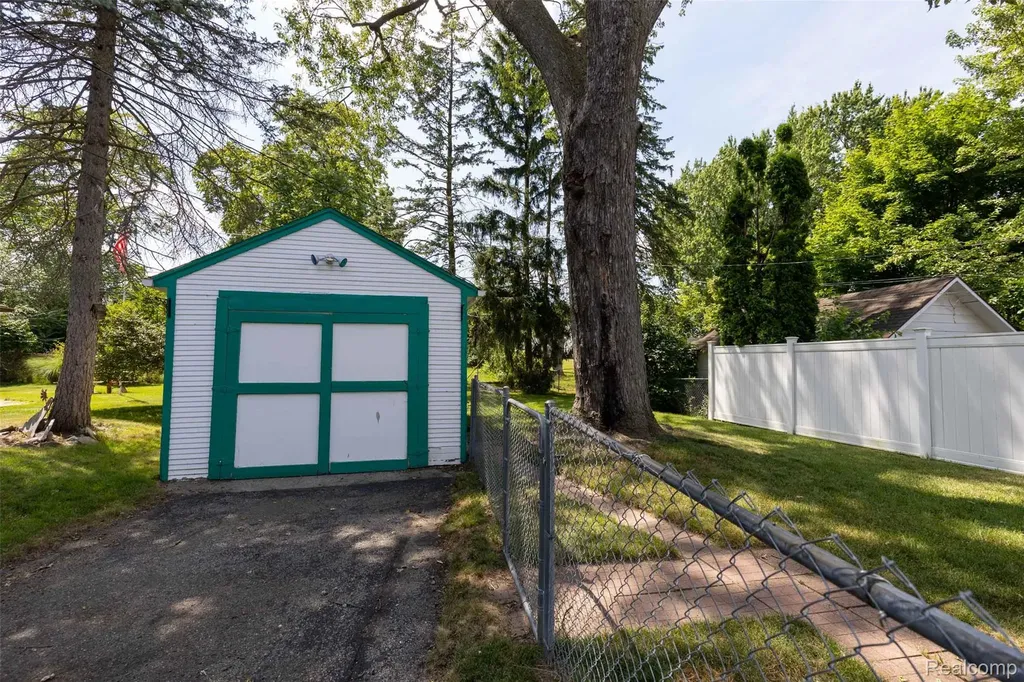 131 Dwight Avenue Pontiac City MI 48341