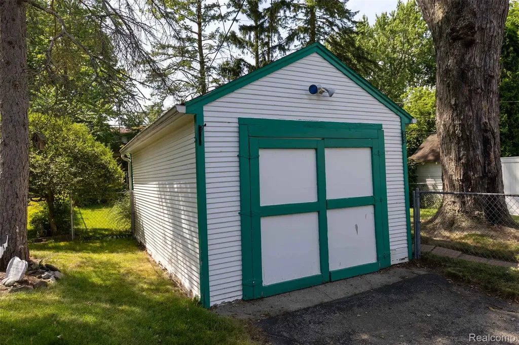 131 Dwight Avenue Pontiac City MI 48341
