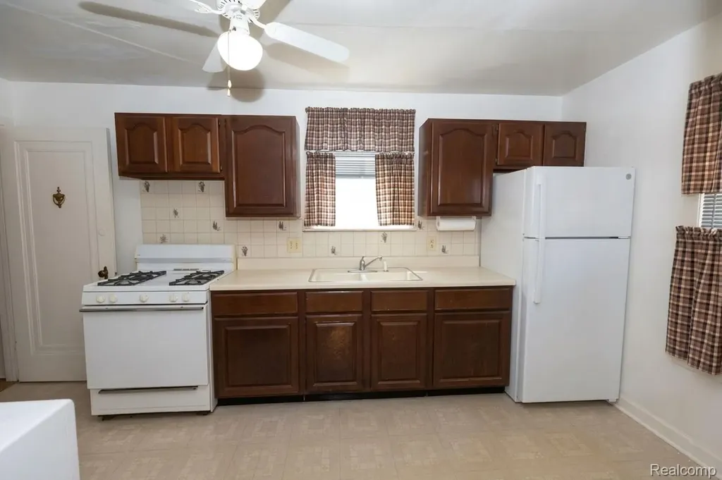 131 Dwight Avenue Pontiac City MI 48341