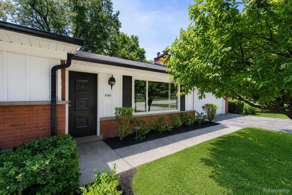 3161 Woodcrest Road Rochester Hills City MI 48309