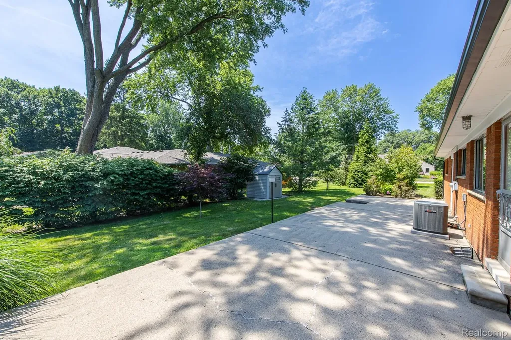 3161 Woodcrest Road Rochester Hills City MI 48309