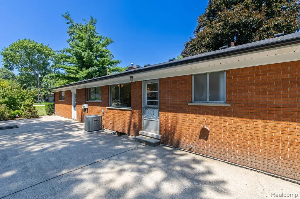 3161 Woodcrest Road Rochester Hills City MI 48309