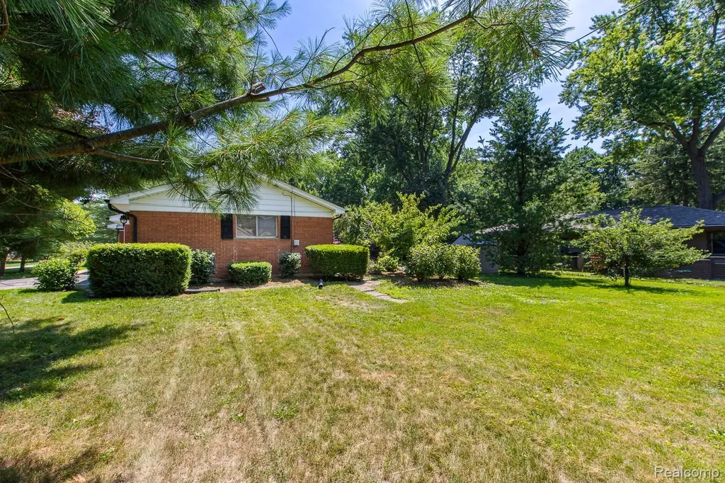 3161 Woodcrest Road Rochester Hills City MI 48309