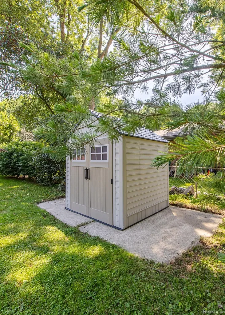 3161 Woodcrest Road Rochester Hills City MI 48309