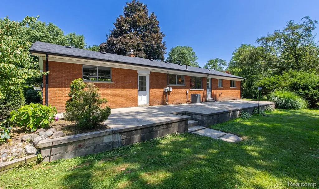 3161 Woodcrest Road Rochester Hills City MI 48309
