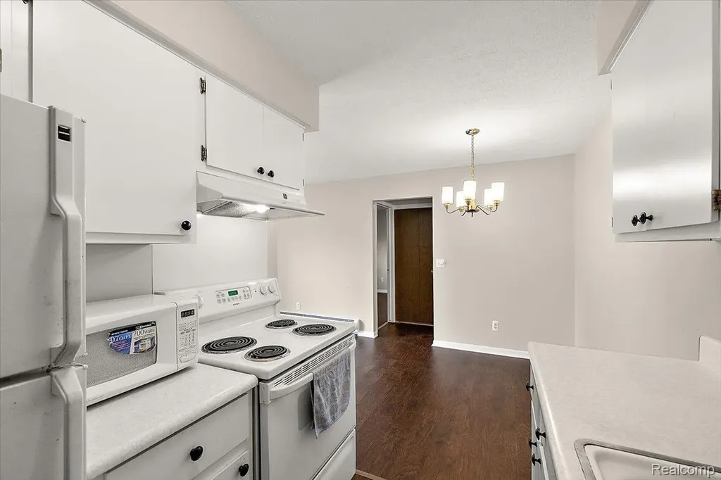 15048 Fairfield Street Livonia City MI 48154