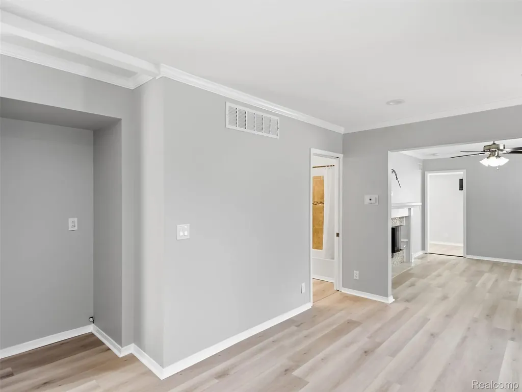 84 W End Avenue Waterford Charter Township MI 48328