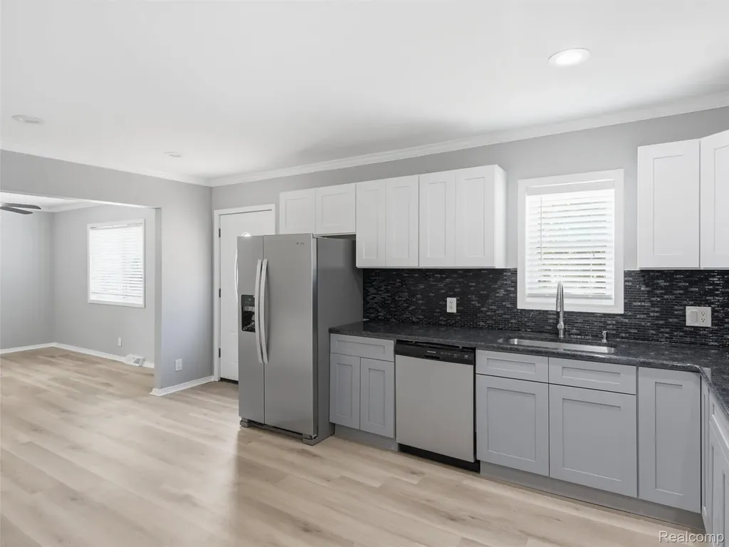 84 W End Avenue Waterford Charter Township MI 48328