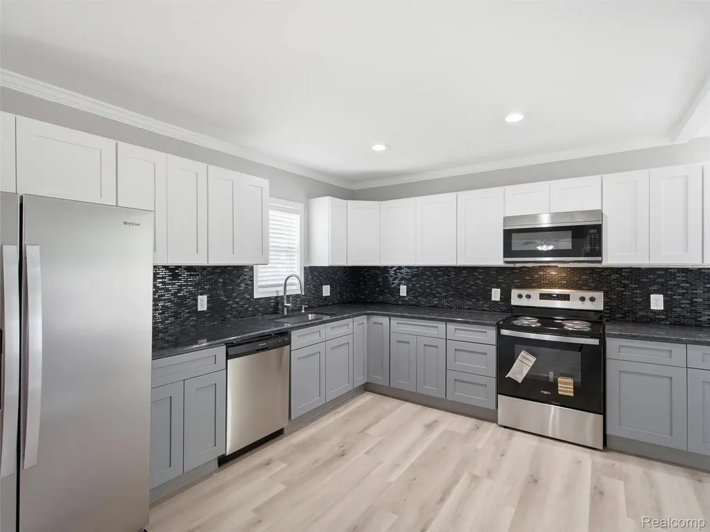 84 W End Avenue Waterford Charter Township MI 48328