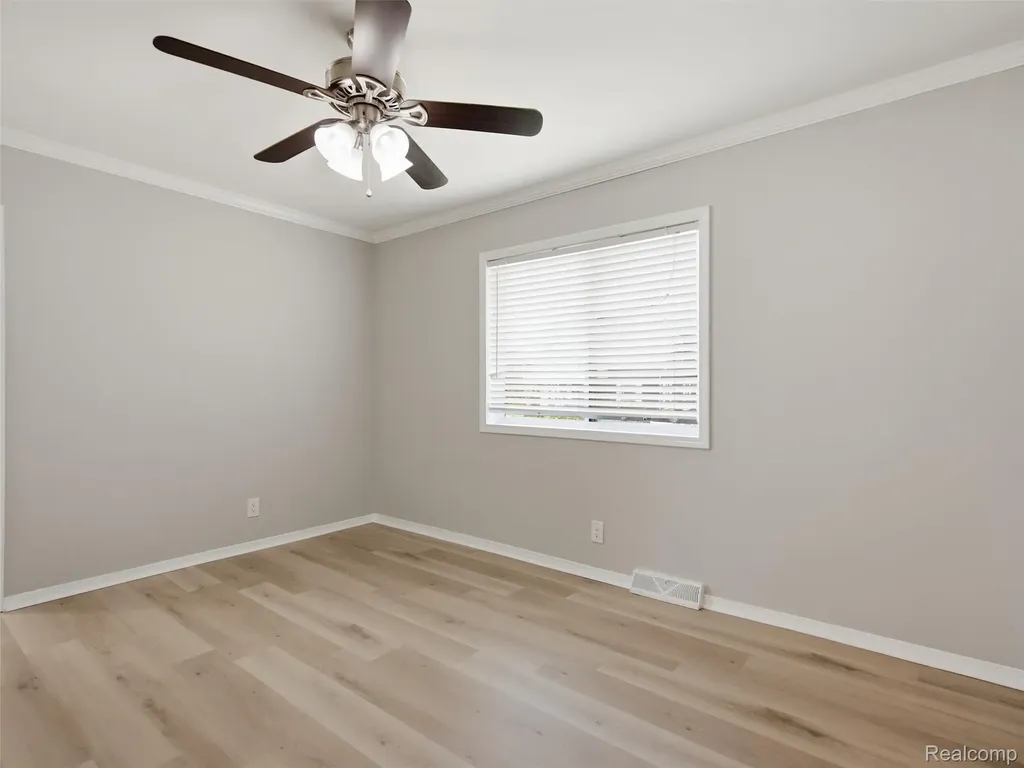 84 W End Avenue Waterford Charter Township MI 48328