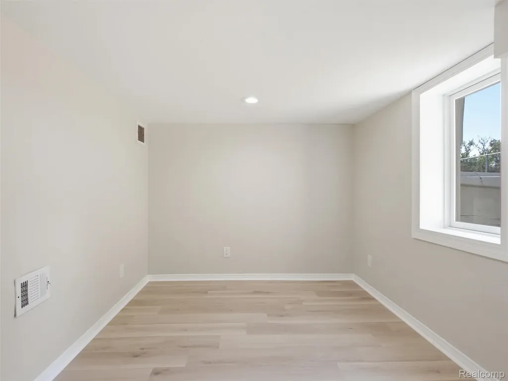 84 W End Avenue Waterford Charter Township MI 48328