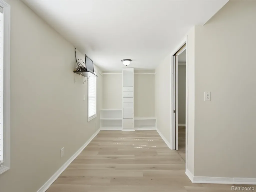 84 W End Avenue Waterford Charter Township MI 48328