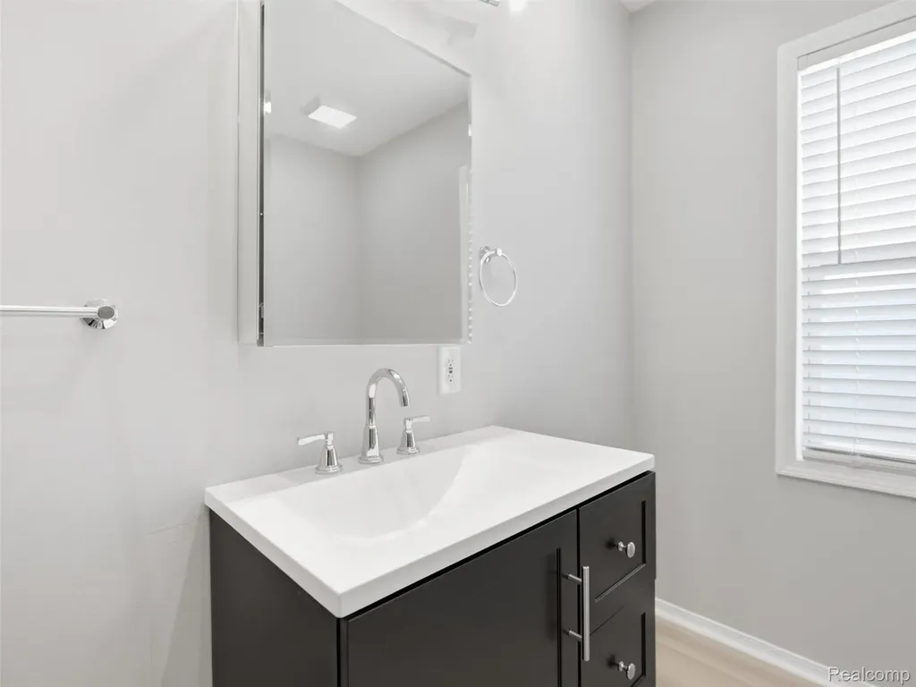 84 W End Avenue Waterford Charter Township MI 48328
