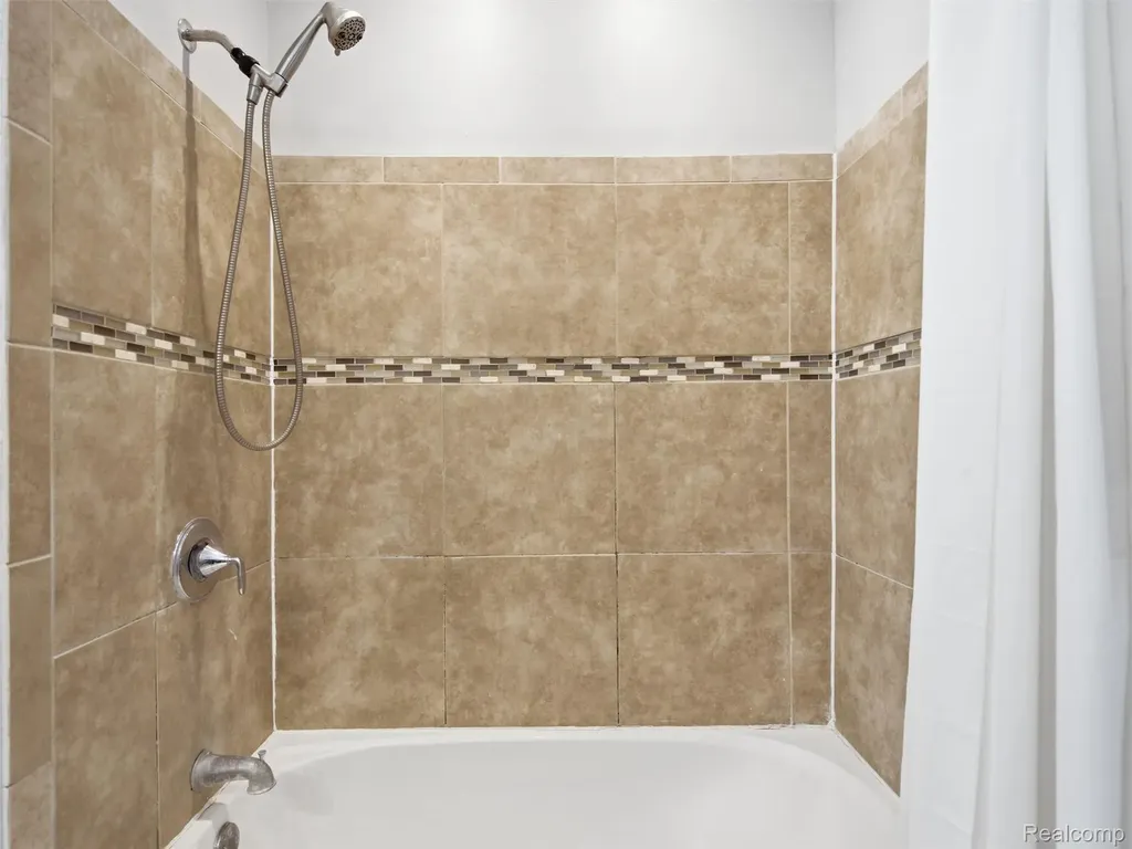 84 W End Avenue Waterford Charter Township MI 48328