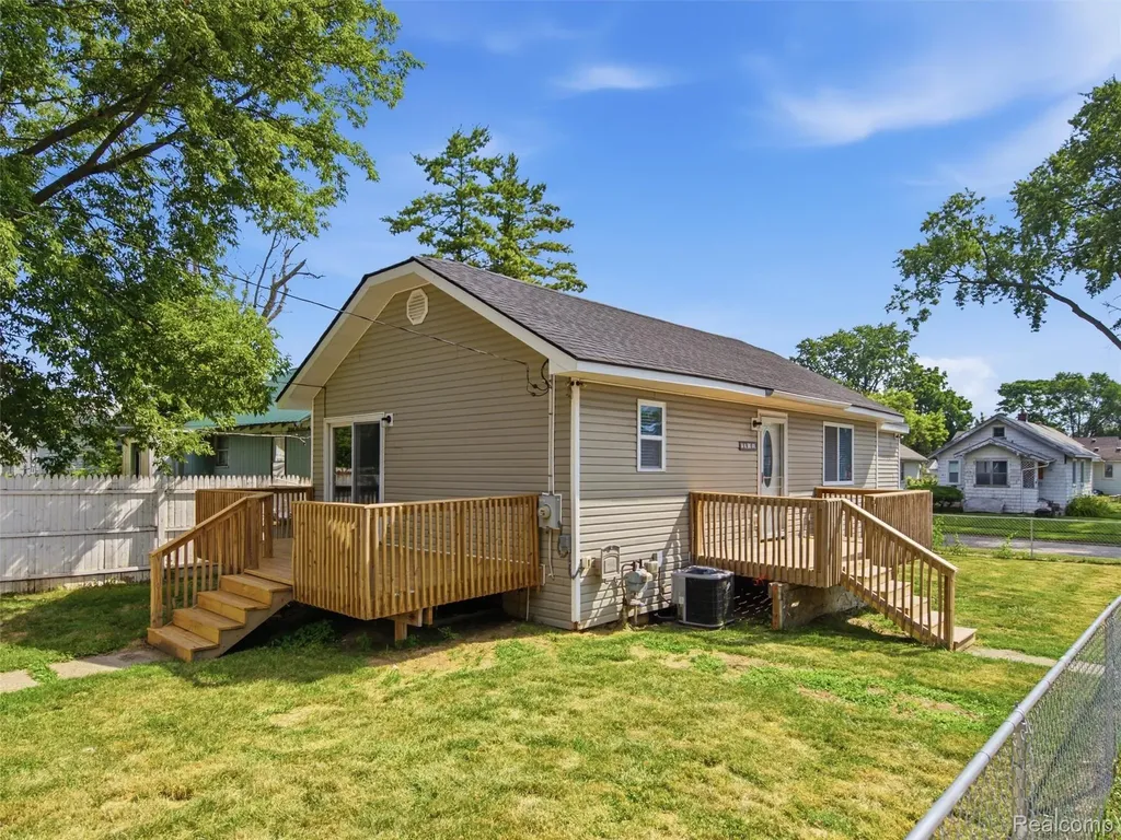 84 W End Avenue Waterford Charter Township MI 48328