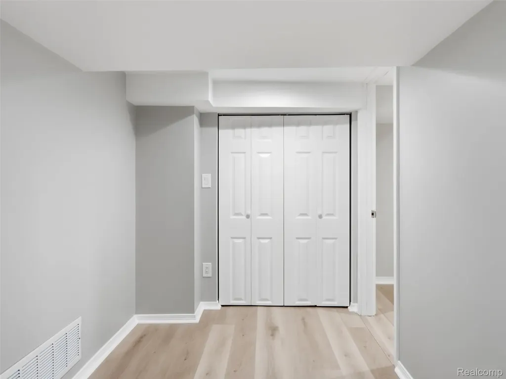84 W End Avenue Waterford Charter Township MI 48328