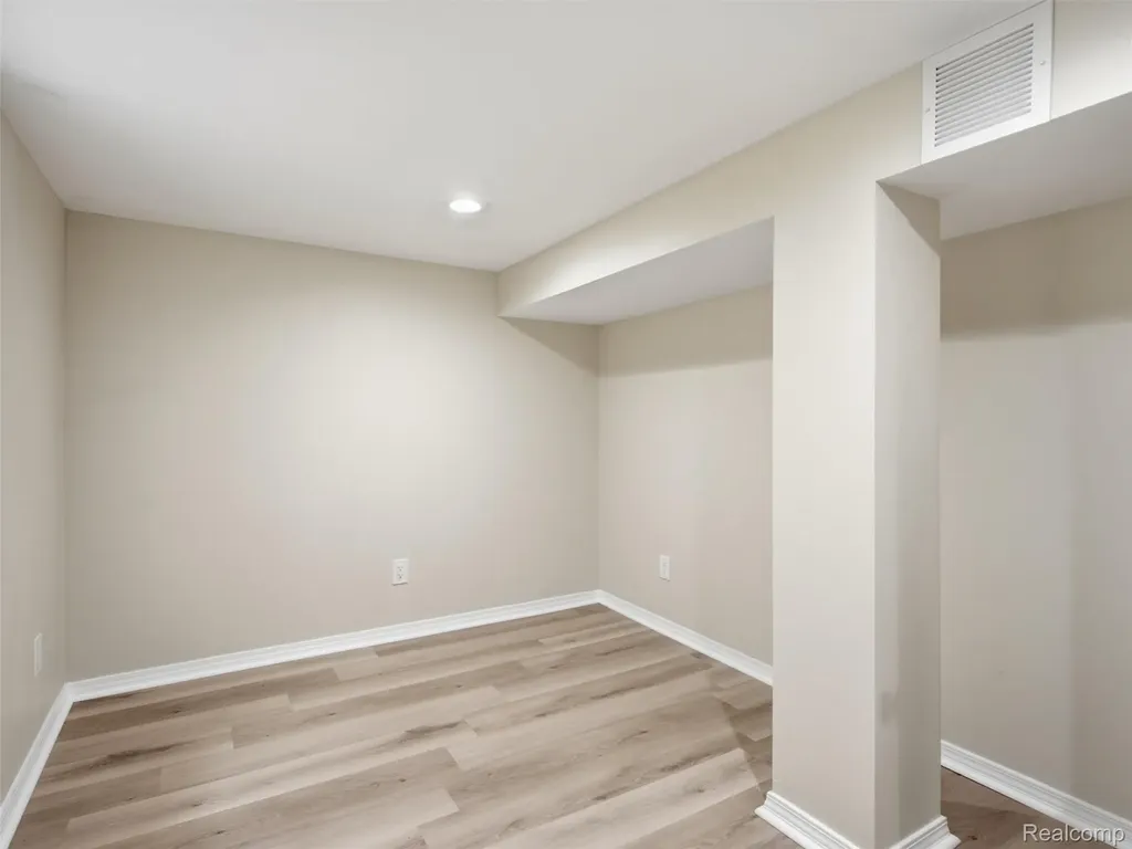 84 W End Avenue Waterford Charter Township MI 48328