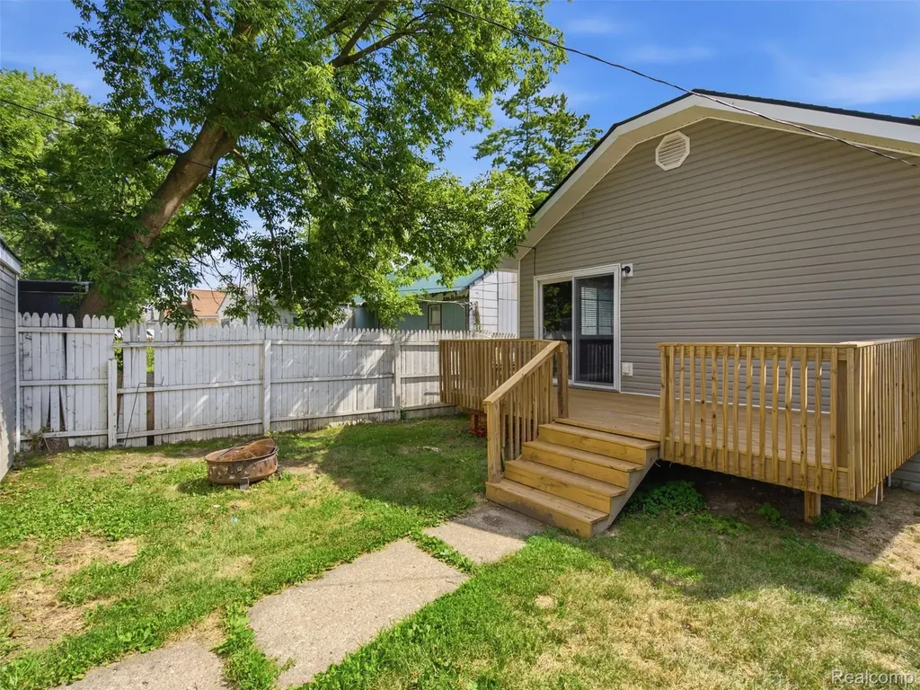 84 W End Avenue Waterford Charter Township MI 48328
