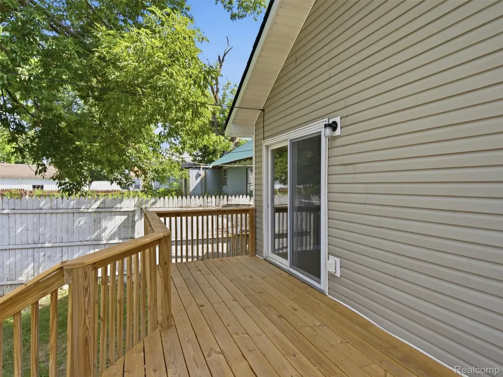 84 W End Avenue Waterford Charter Township MI 48328