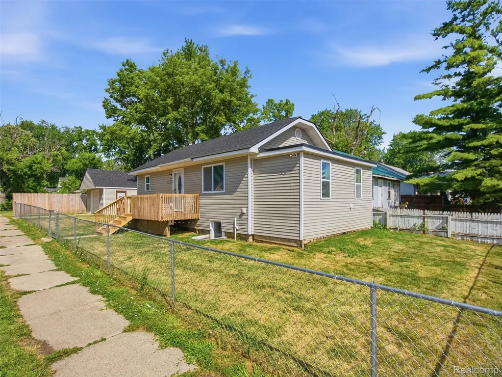 84 W End Avenue Waterford Charter Township MI 48328