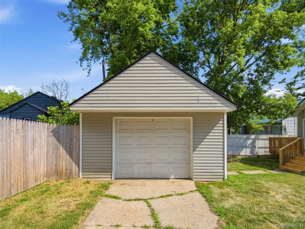 84 W End Avenue Waterford Charter Township MI 48328