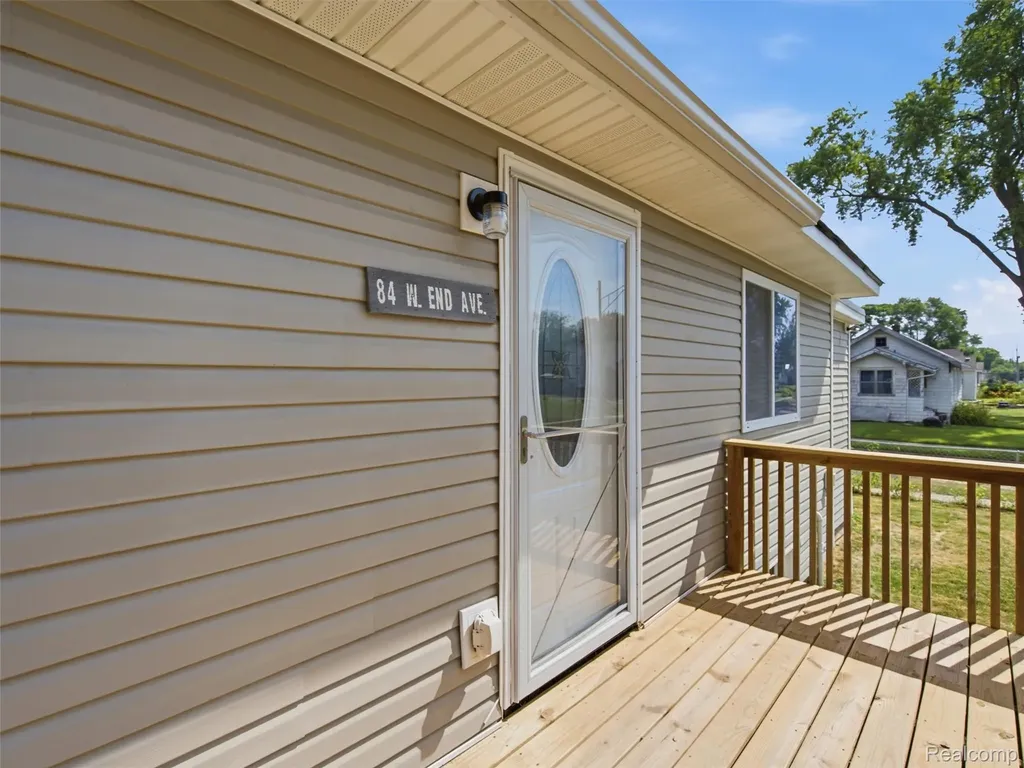 84 W End Avenue Waterford Charter Township MI 48328