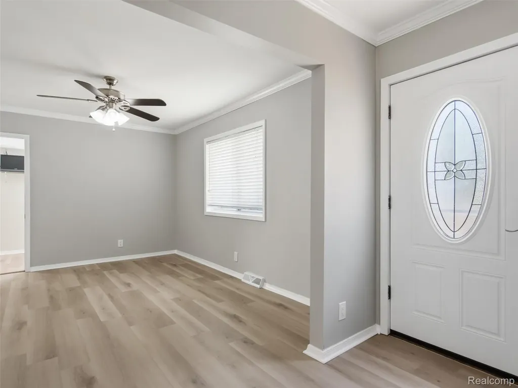 84 W End Avenue Waterford Charter Township MI 48328