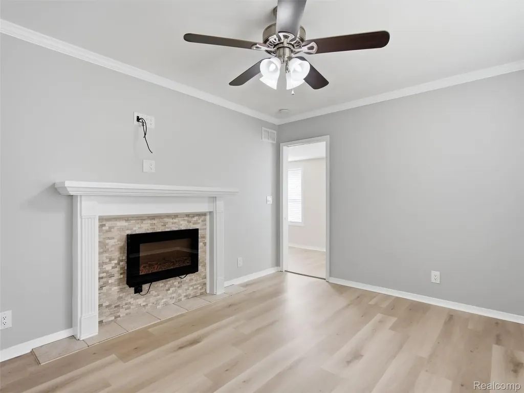 84 W End Avenue Waterford Charter Township MI 48328