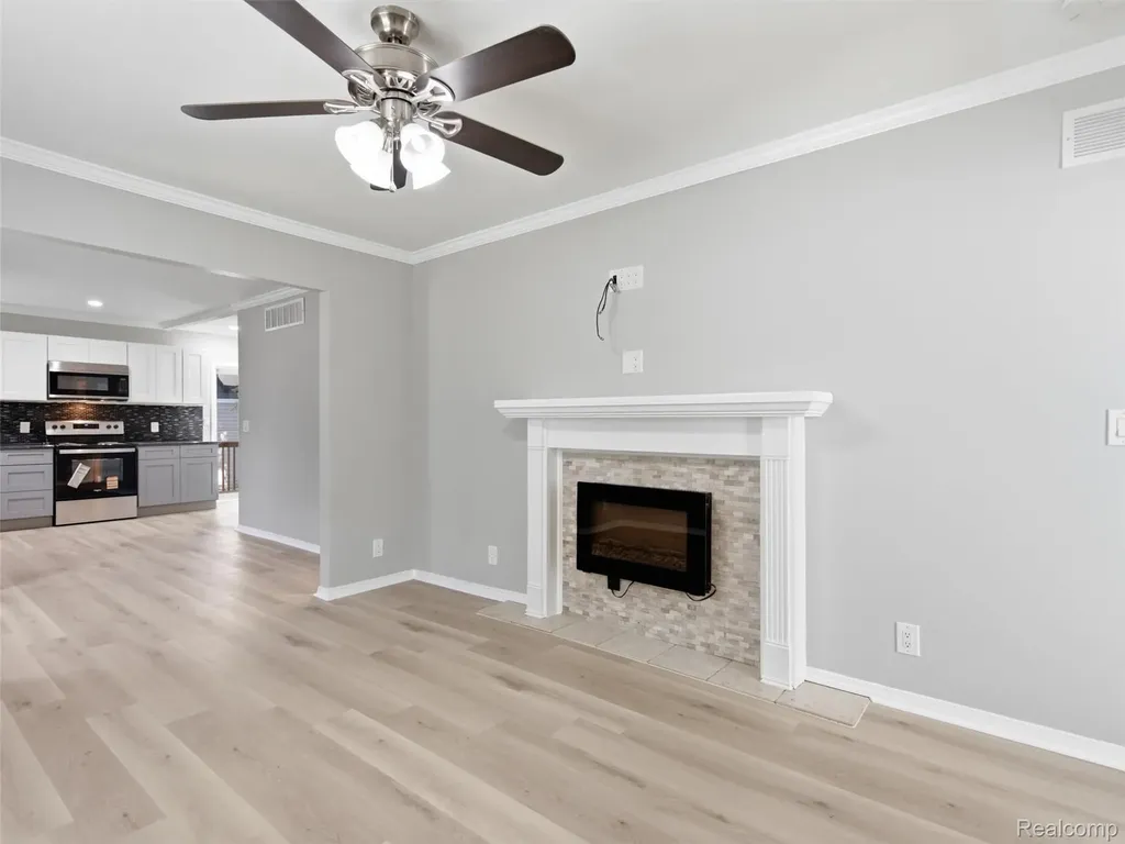 84 W End Avenue Waterford Charter Township MI 48328