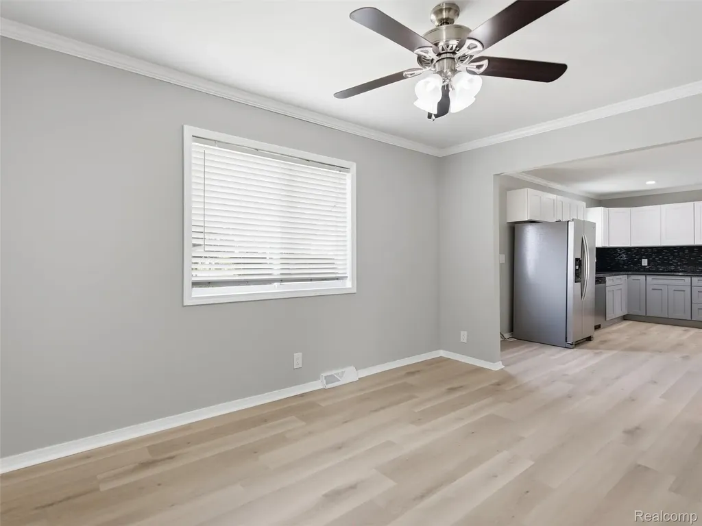 84 W End Avenue Waterford Charter Township MI 48328