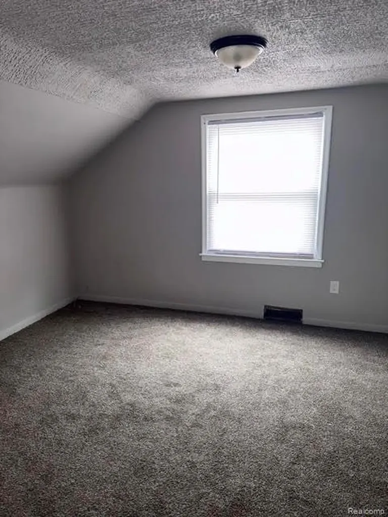 7337 Woodmont Avenue Detroit City MI 48228