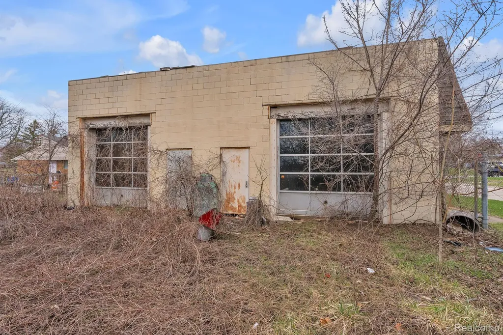 24501 Ann Arbor Trail Dearborn Heights City MI 48127