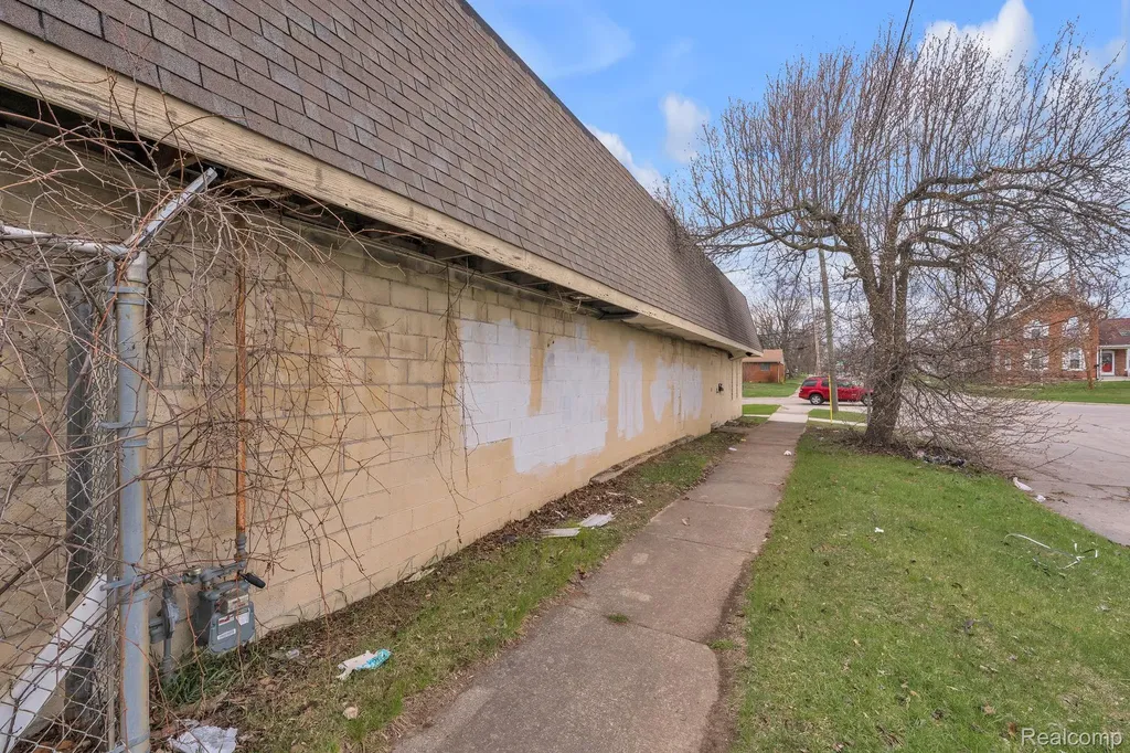 24501 Ann Arbor Trail Dearborn Heights City MI 48127