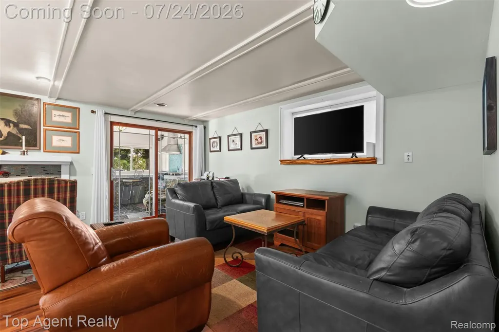 312 Beach Drive Oakland Charter Township MI 48363
