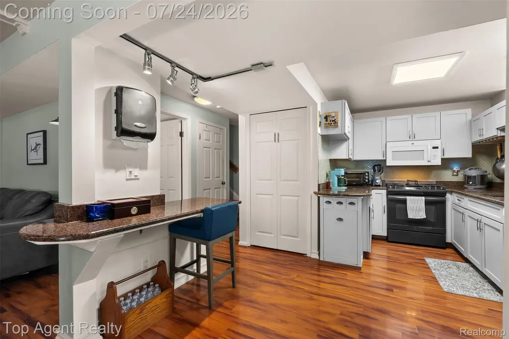 312 Beach Drive Oakland Charter Township MI 48363