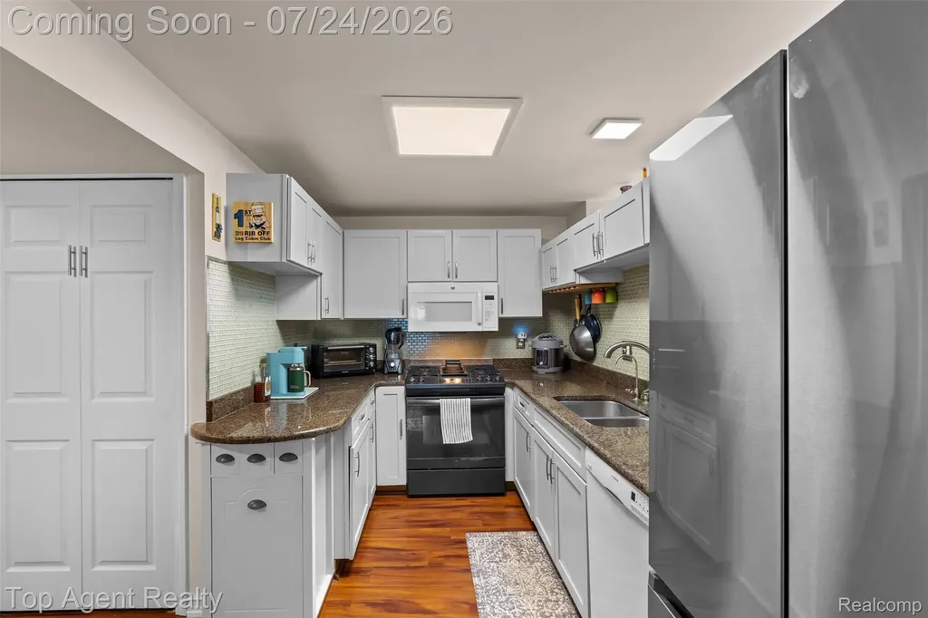 312 Beach Drive Oakland Charter Township MI 48363