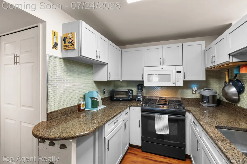 312 Beach Drive Oakland Charter Township MI 48363