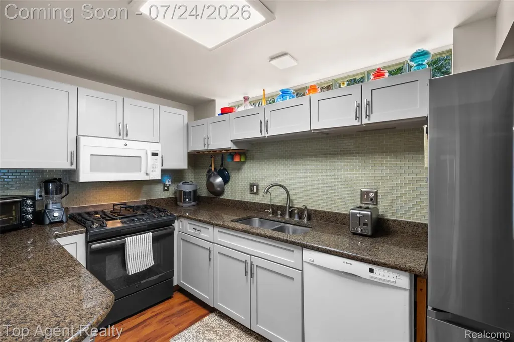 312 Beach Drive Oakland Charter Township MI 48363