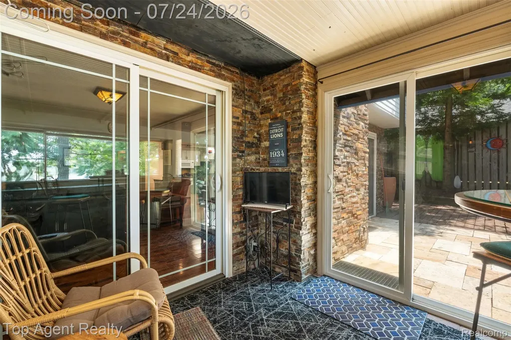 312 Beach Drive Oakland Charter Township MI 48363