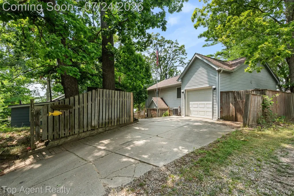 312 Beach Drive Oakland Charter Township MI 48363